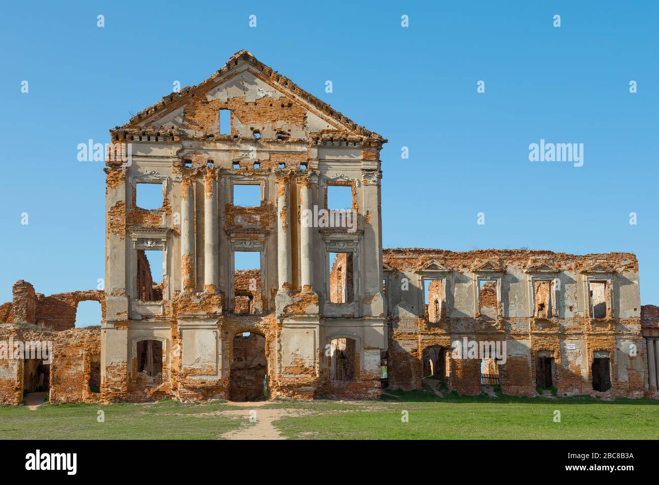 Frammento della facciata dell'antico palazzo dei principi Sapiega in una giornata di sole. Ruzhany, Bielorussia Foto Stock