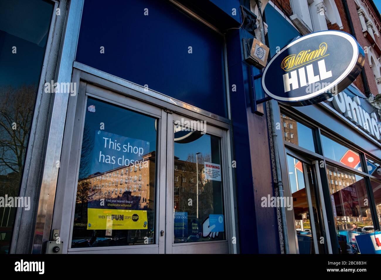 Recentemente chiuso lungo William Hill High Street bookmaker / negozio di scommesse - logo esterno / segnaletica - Londra Foto Stock