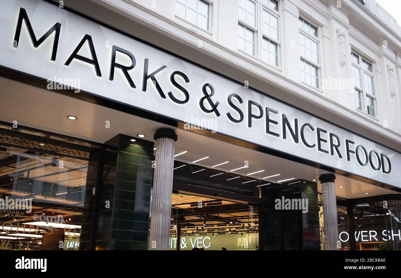 Marks & Spencer Food, supermercato britannico e marchio - logo esterno / segnaletica- Londra Foto Stock