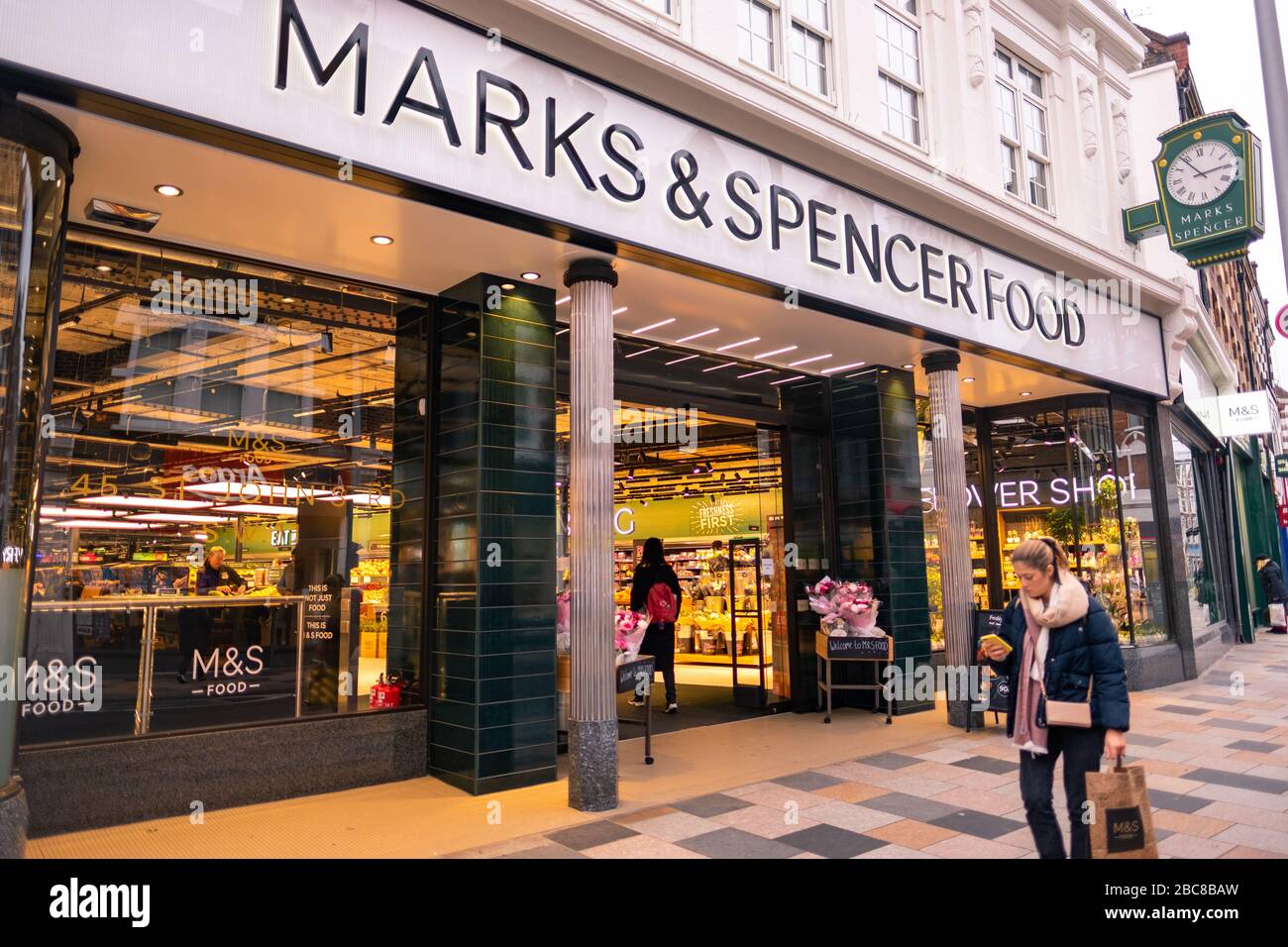 Marks & Spencer Food, supermercato britannico e marchio - logo esterno / segnaletica- Londra Foto Stock