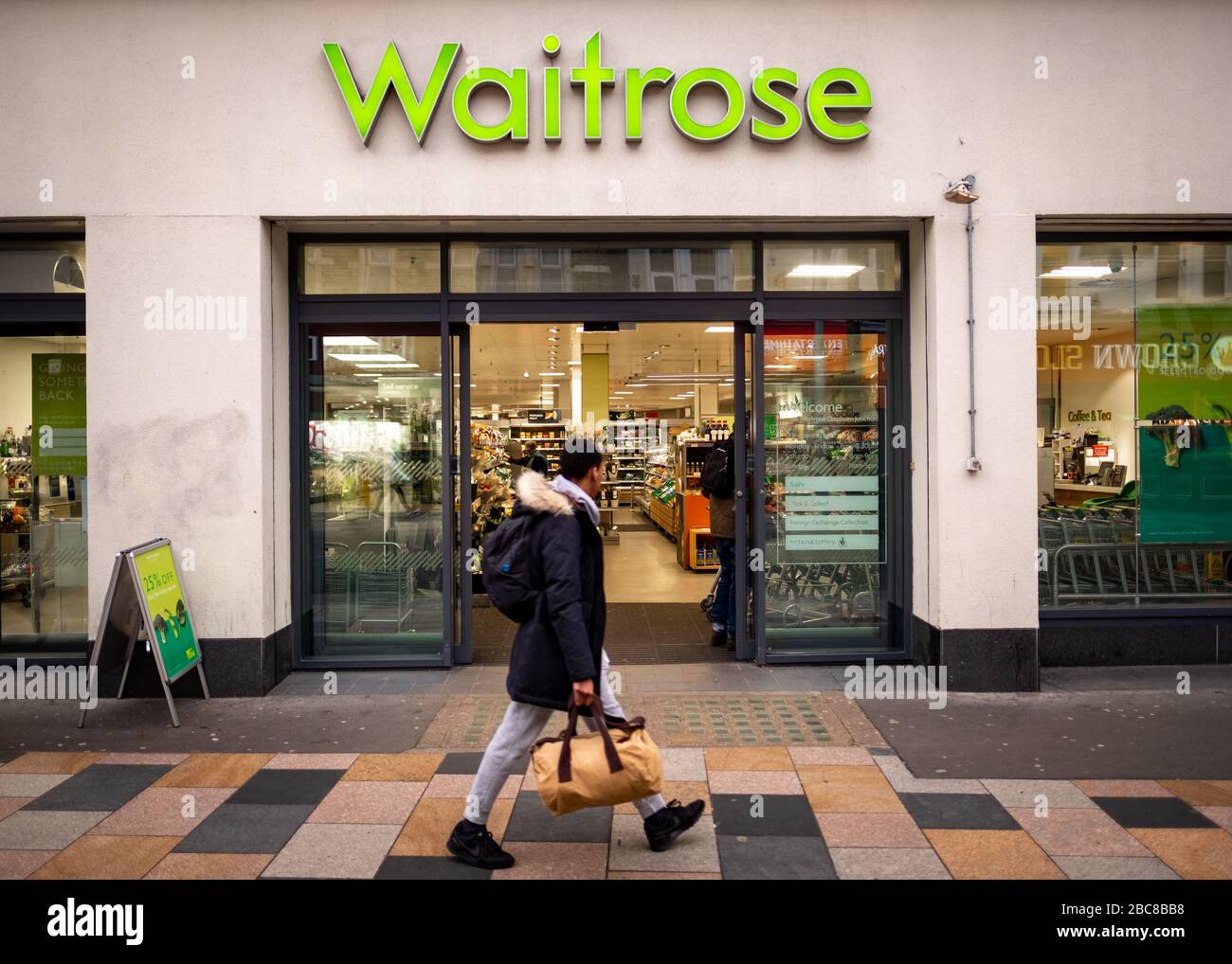 Waitrose - catena britannica di supermercati- logo esterno / segnaletica- Londra Foto Stock