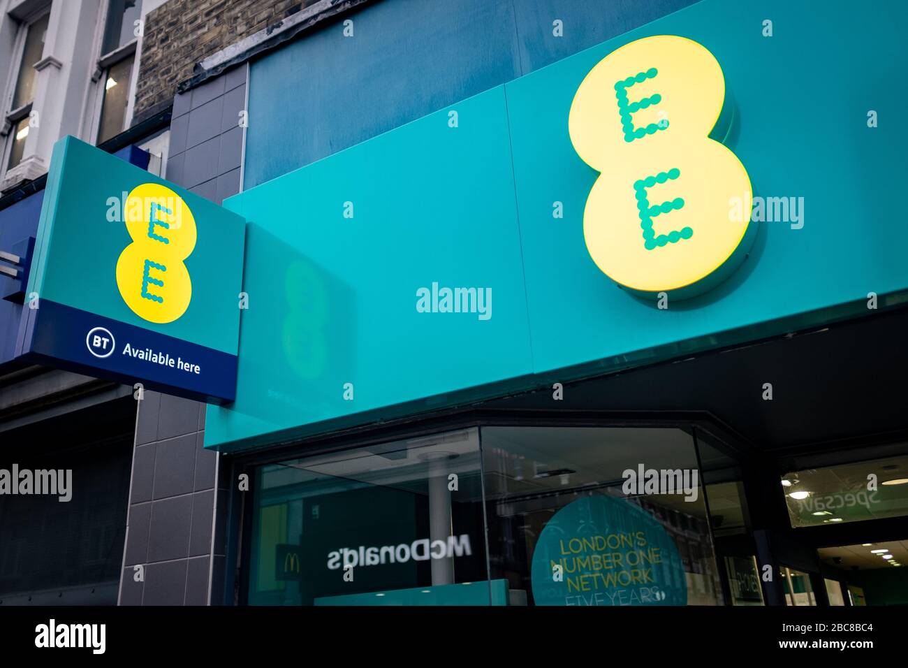 EE rete di telefonia mobile- logo esterno / segnaletica- Londra Foto Stock