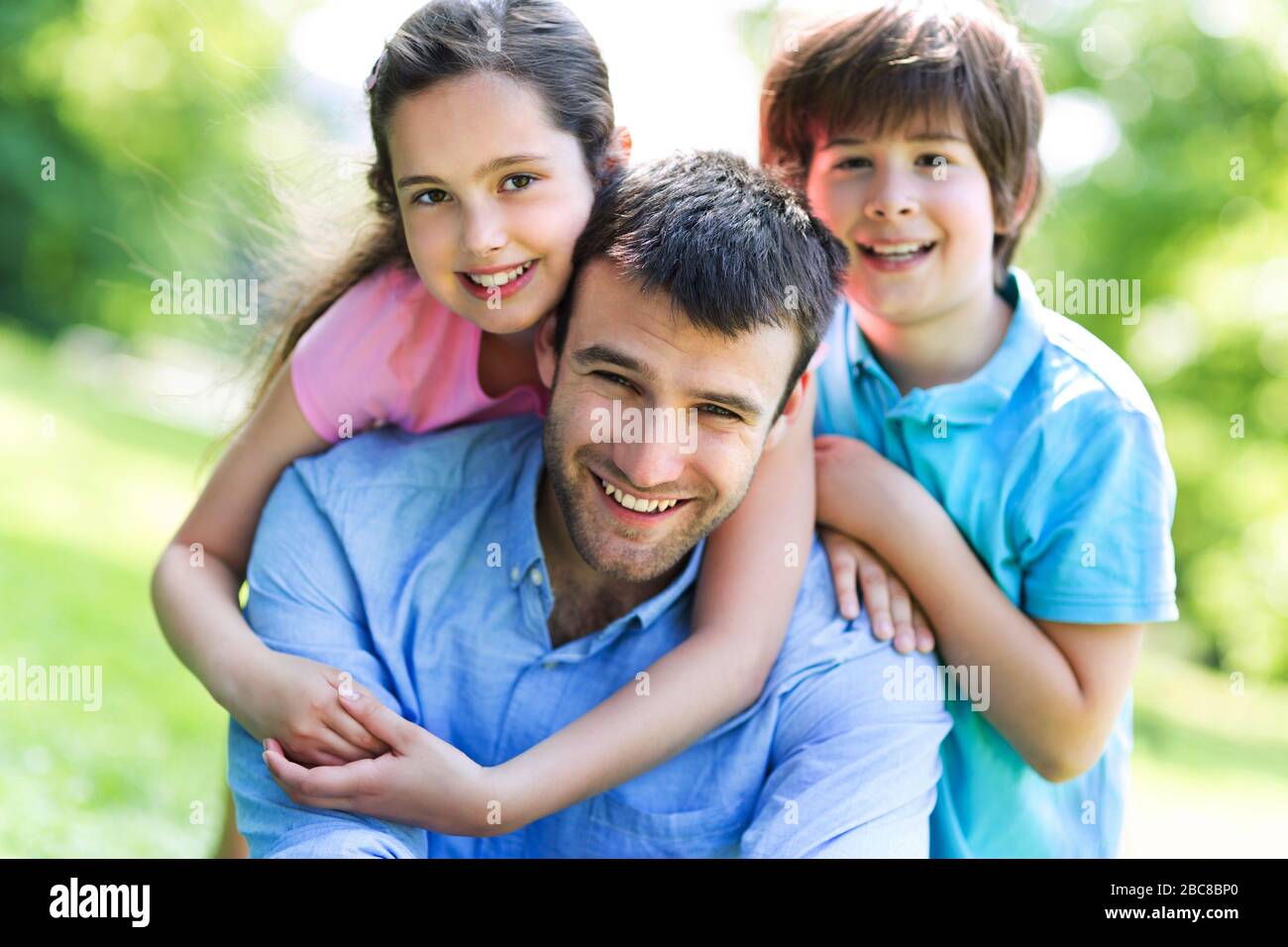 Padre con due bambini all'aperto Foto Stock