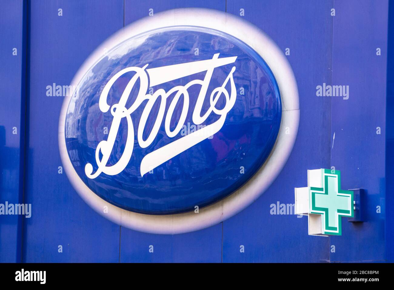 Stivali, British High Street Pharmaceuticals & Beauty rivenditore logo esterno / segnaletica - Londra Foto Stock