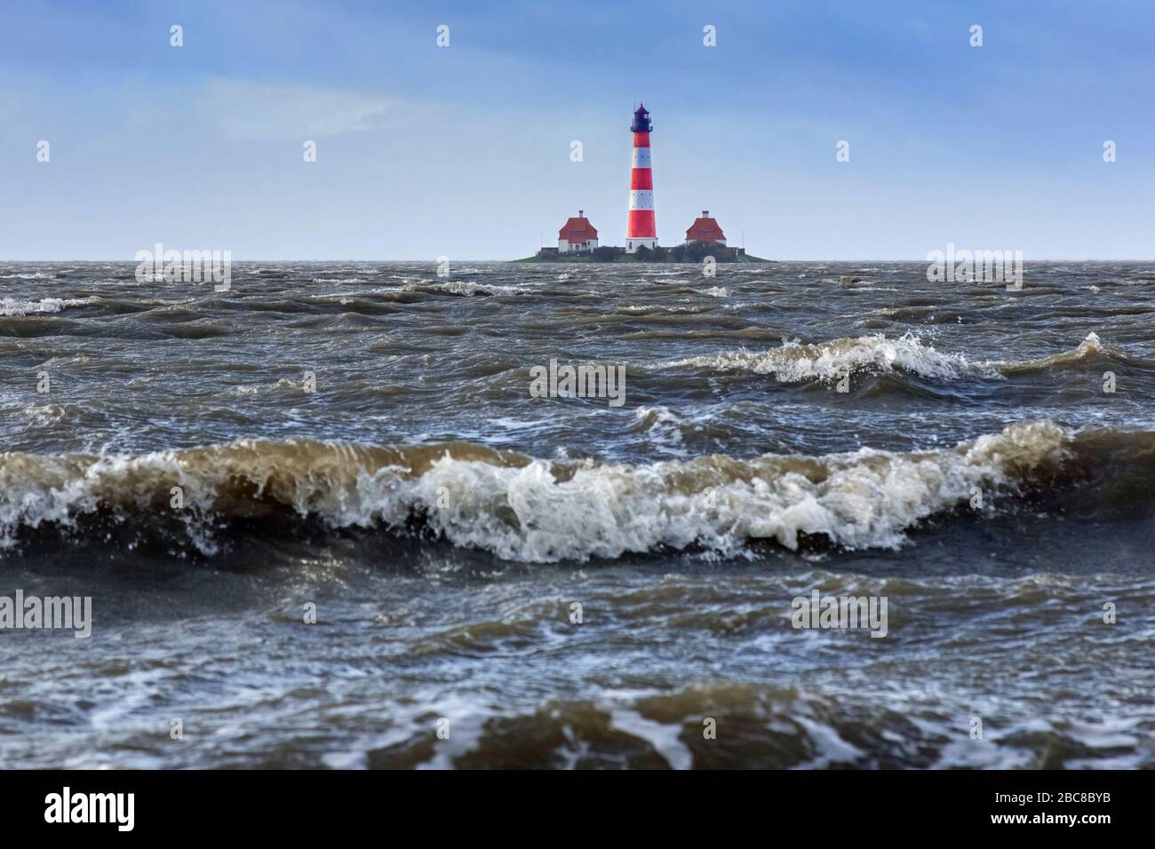 Faro Westerheversand a Westerhever durante alta marea di primavera / tempesta di picco, penisola di Eiderstedt, Wadden Mare NP, Nord Frisia, Germania Foto Stock