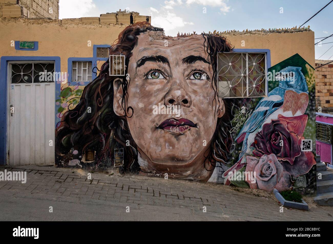 BOGOTÀ, COLOMBIA - 03 gennaio 2020: Muro coperto da graffiti nella Candelaria di Bogotà, capitale della Colombia. Foto Stock