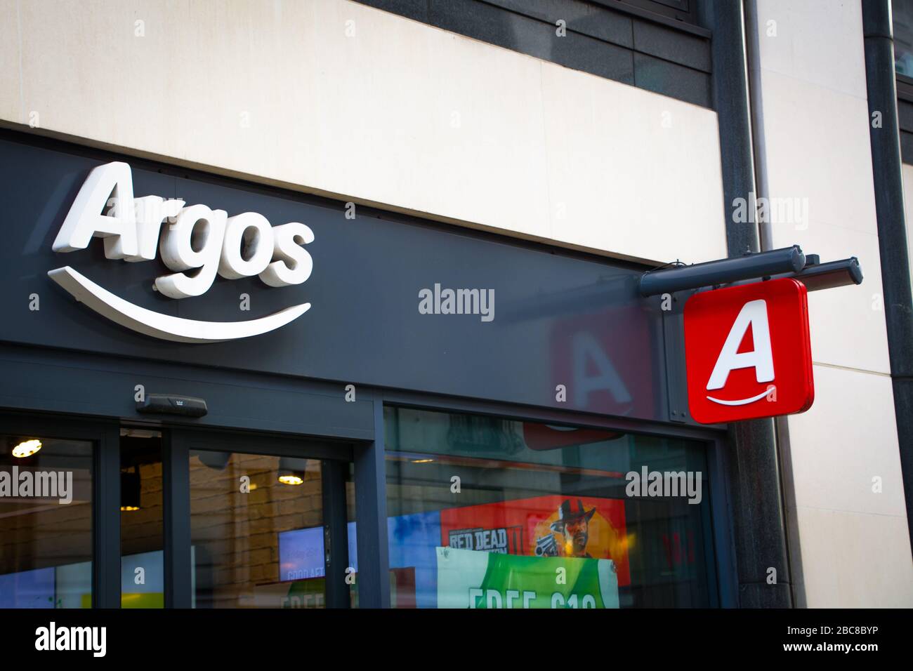 Negozio Argos, grande rivenditore britannico di alta strada - logo esterno / segnaletica - Londra Foto Stock Negozio Argos, grande rivenditore britannico di alta strada - logo esterno / segnaletica - Londra Foto Stock