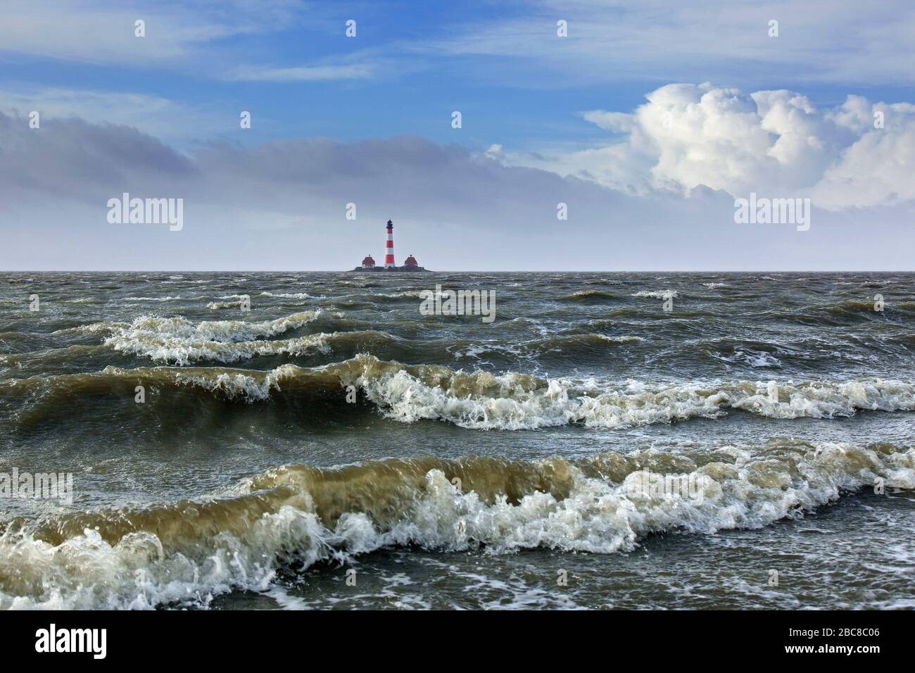 Faro Westerheversand a Westerhever durante alta marea di primavera / tempesta di picco, penisola di Eiderstedt, Wadden Mare NP, Nord Frisia, Germania Foto Stock