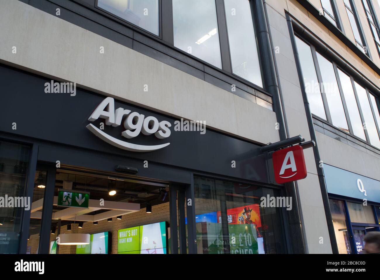 Negozio Argos, grande rivenditore britannico di alta strada - logo esterno / segnaletica - Londra Foto Stock Negozio Argos, grande rivenditore britannico di alta strada - logo esterno / segnaletica - Londra Foto Stock
