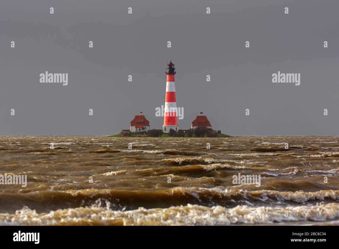 Faro Westerheversand a Westerhever durante alta marea di primavera / tempesta di picco, penisola di Eiderstedt, Wadden Mare NP, Nord Frisia, Germania Foto Stock