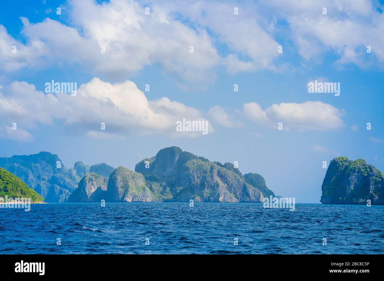 Belle isole rocciose attorno a El Nido, Filippine. Luogo da visitare. Foto Stock