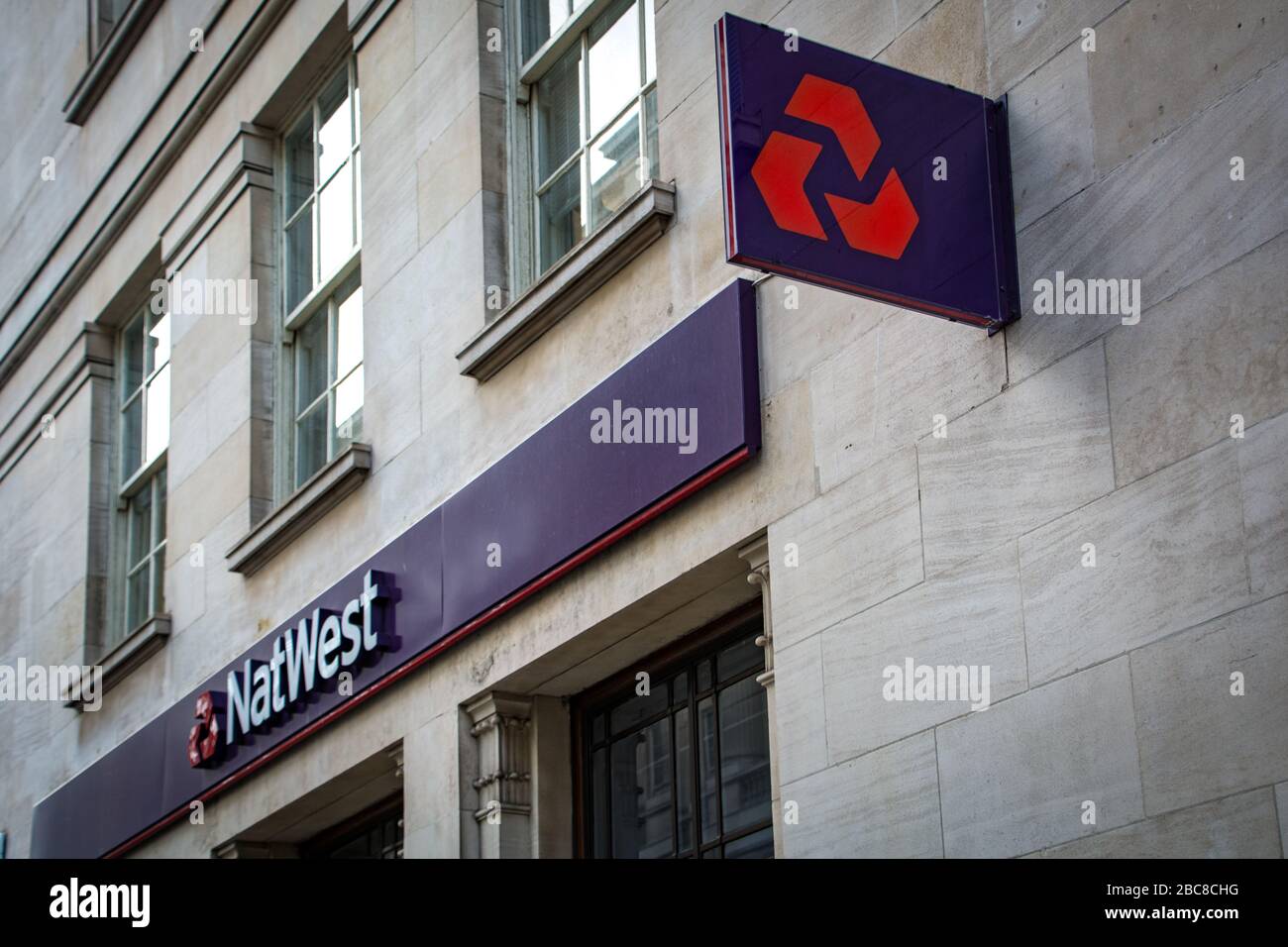 NatWest- filiale britannica hgih Street bank, logo esterno / segnaletica- Londra Foto Stock