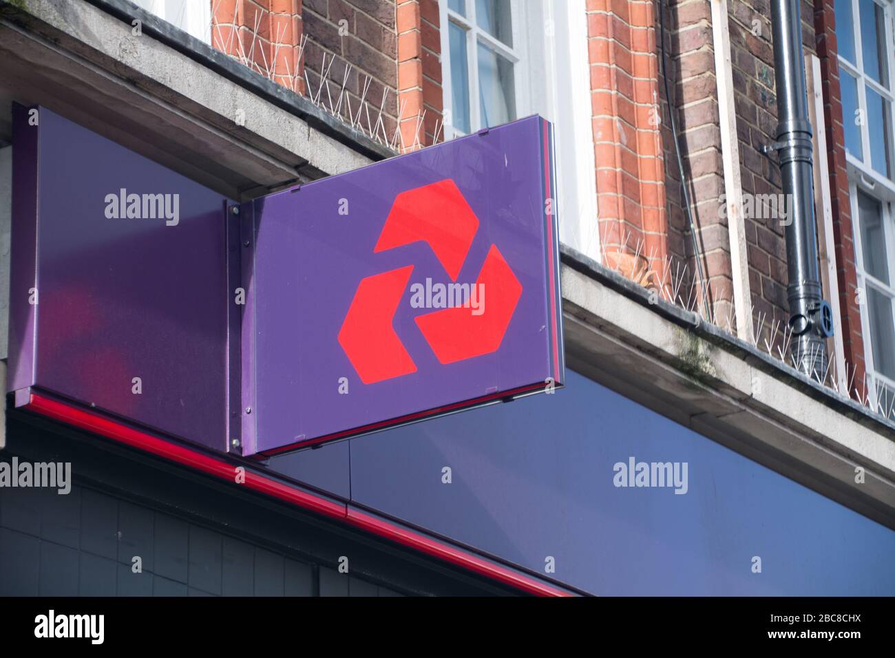 NatWest- filiale britannica hgih Street bank, logo esterno / segnaletica- Londra Foto Stock