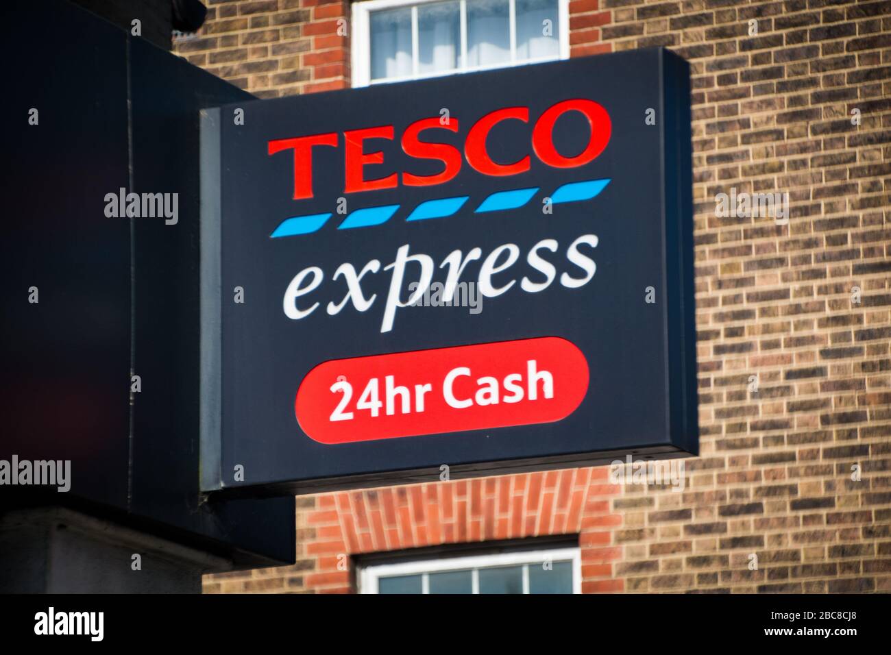 Tesco Express- versione locale della grande catena di supermercati inglesi- logo esterno / segnaletica- Londra Foto Stock