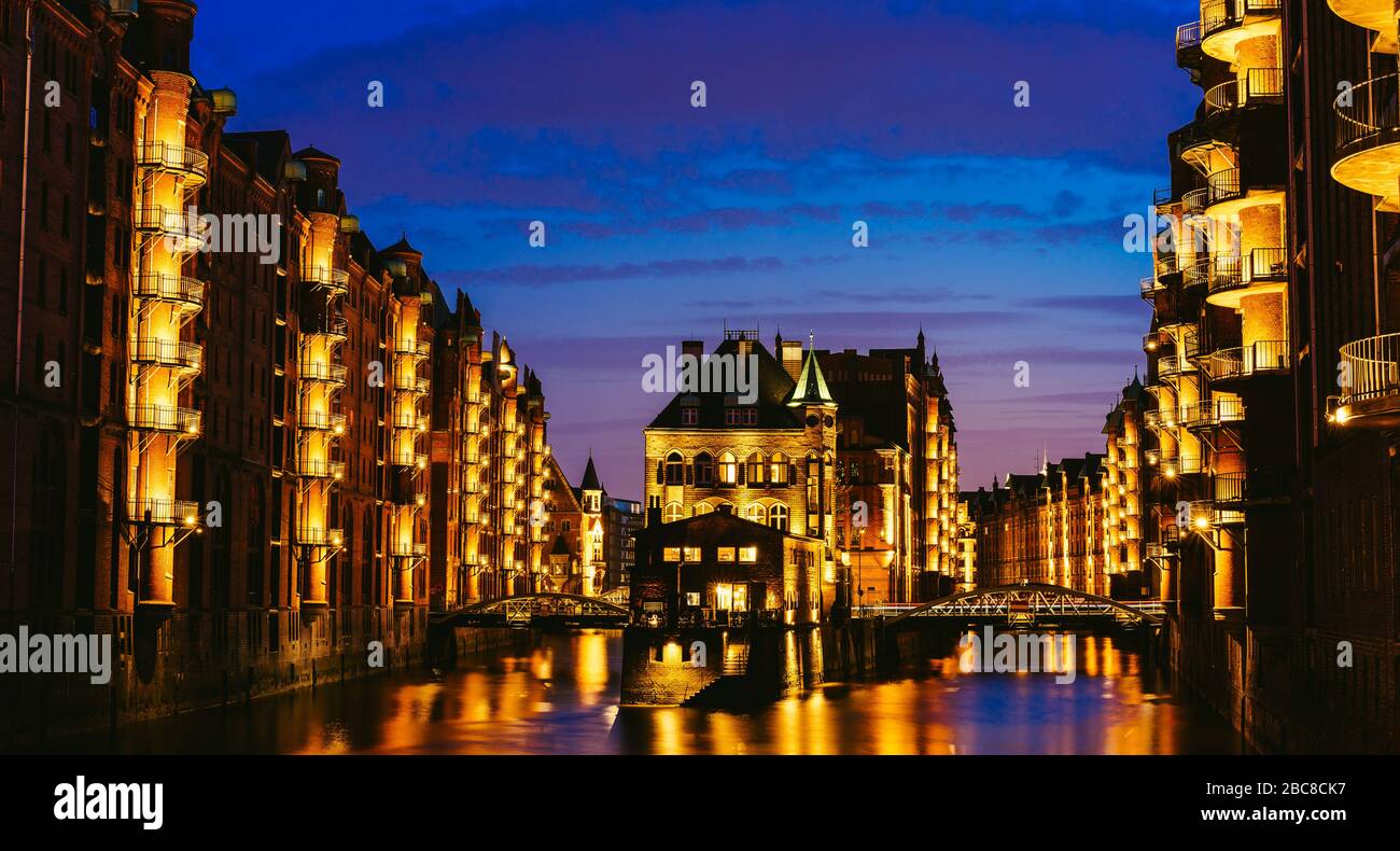 Il Warehouse District - Speicherstadt al crepuscolo. Punto di riferimento turistico di Amburgo. Vista di Wandrahmsfleet alla luce della lampada lanterna. Porto di Amburgo con Foto Stock