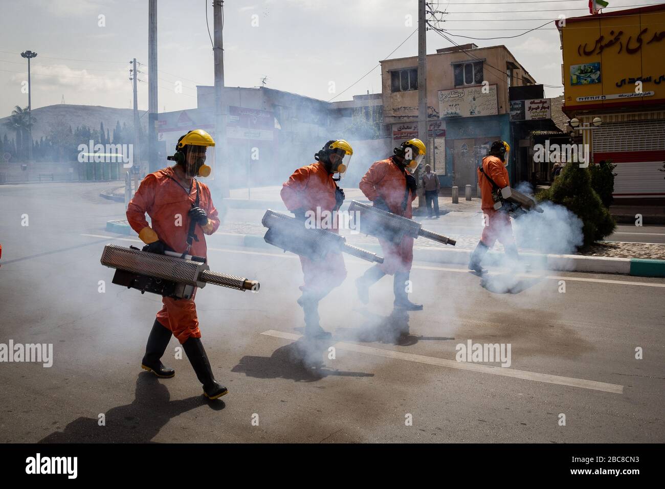 Il ministero della salute iraniano, il dipartimento dei vigili del fuoco provinciale e il personale municipale disinfettano le strade e altri luoghi pubblici contro Coronavirus (Covid-19) utilizzando macchinari e pompe mobili a Shiraz, provincia di Fars, Iran. Aprile 2020. Foto Stock