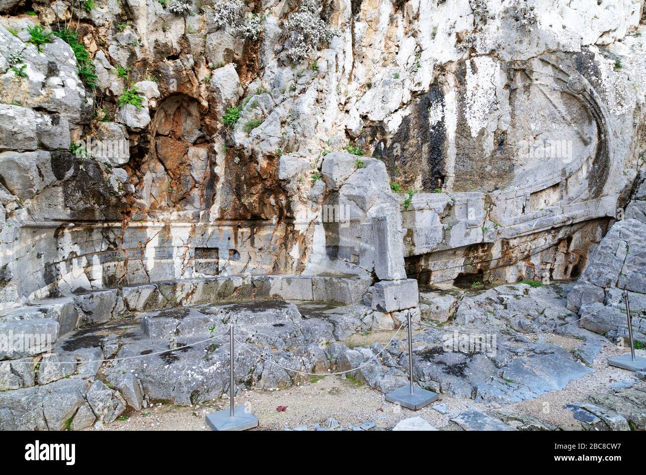 Scultura in bassorilievo di una trirema rodiana presso l'acropoli di Lindos a Rodi, Grecia. Il lavoro risale al mondo antico. Foto Stock