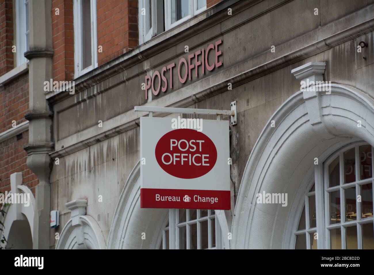 Ufficio postale, un'azienda britannica di ufficio postale di alta strada - logo esterno / segnaletica - Londra Foto Stock