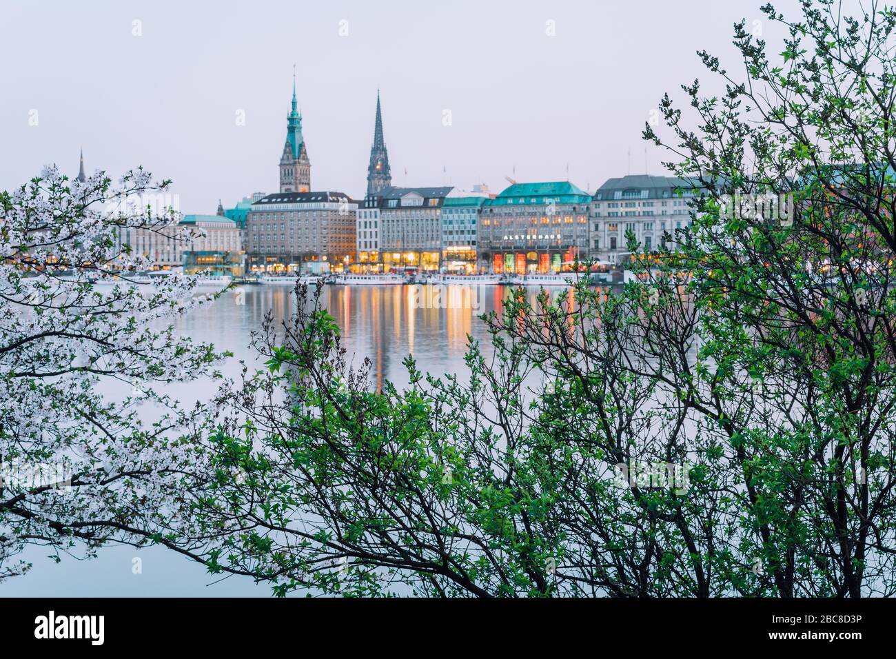 Bellissima vista dal municipio di Amburgo - Rathaus e il fiume Alster a molla a guadagnare la sera. Foto Stock