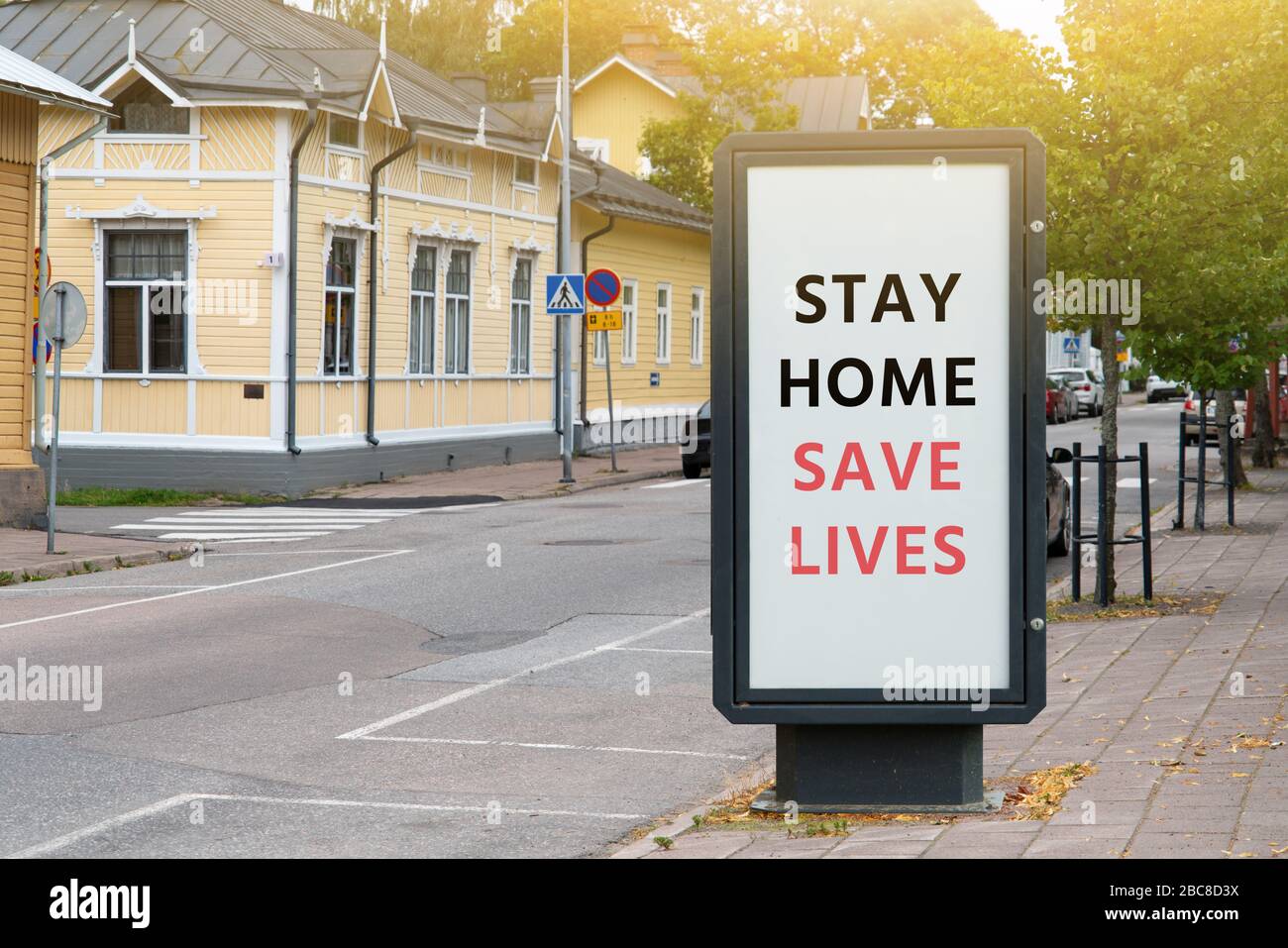 Banner di strada con l'iscrizione 'Tay home Save lives'. Isolamento automatico in quarantena Foto Stock