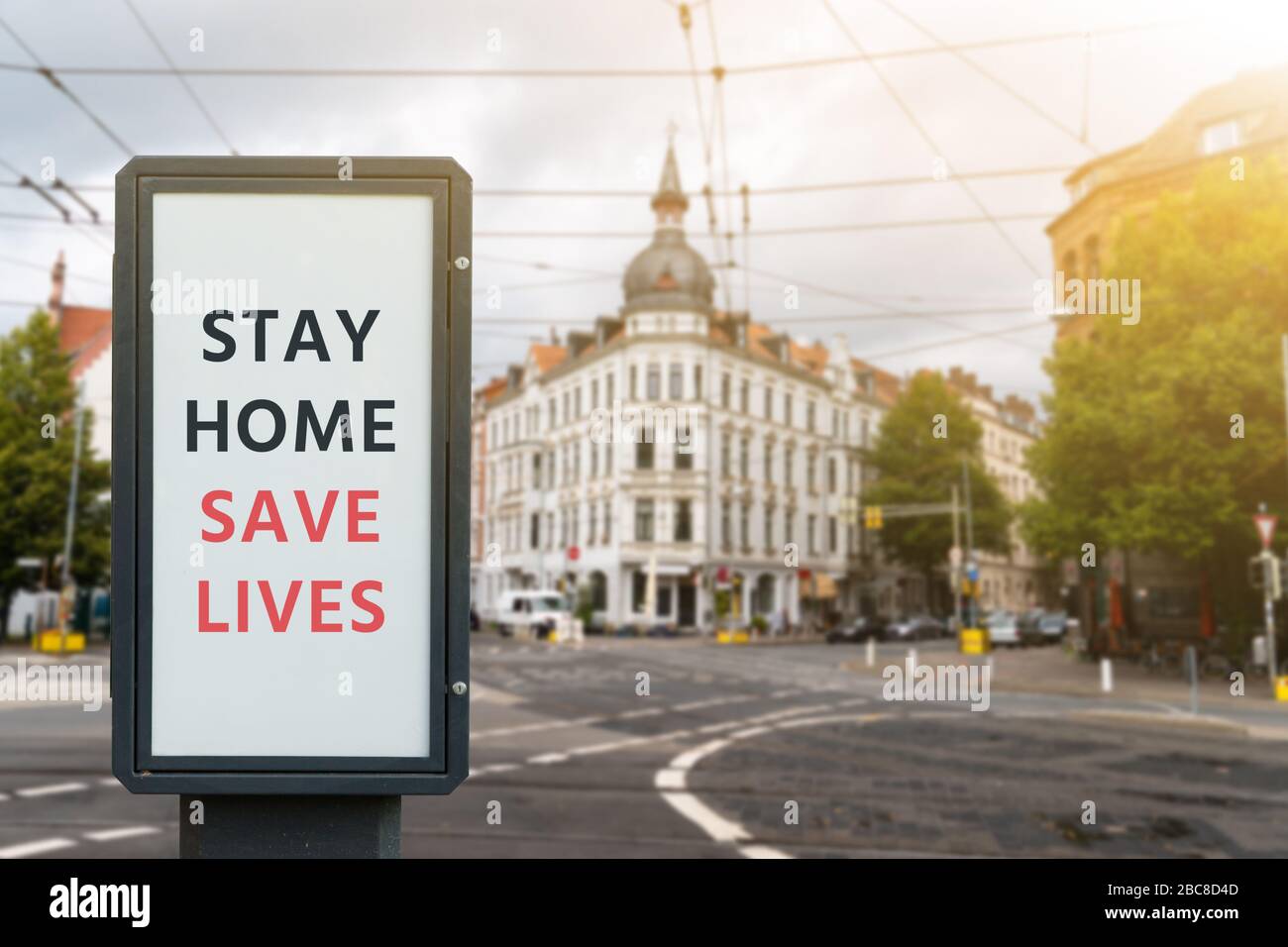 Banner di strada con l'iscrizione 'Tay home Save lives'. Isolamento automatico in quarantena Foto Stock