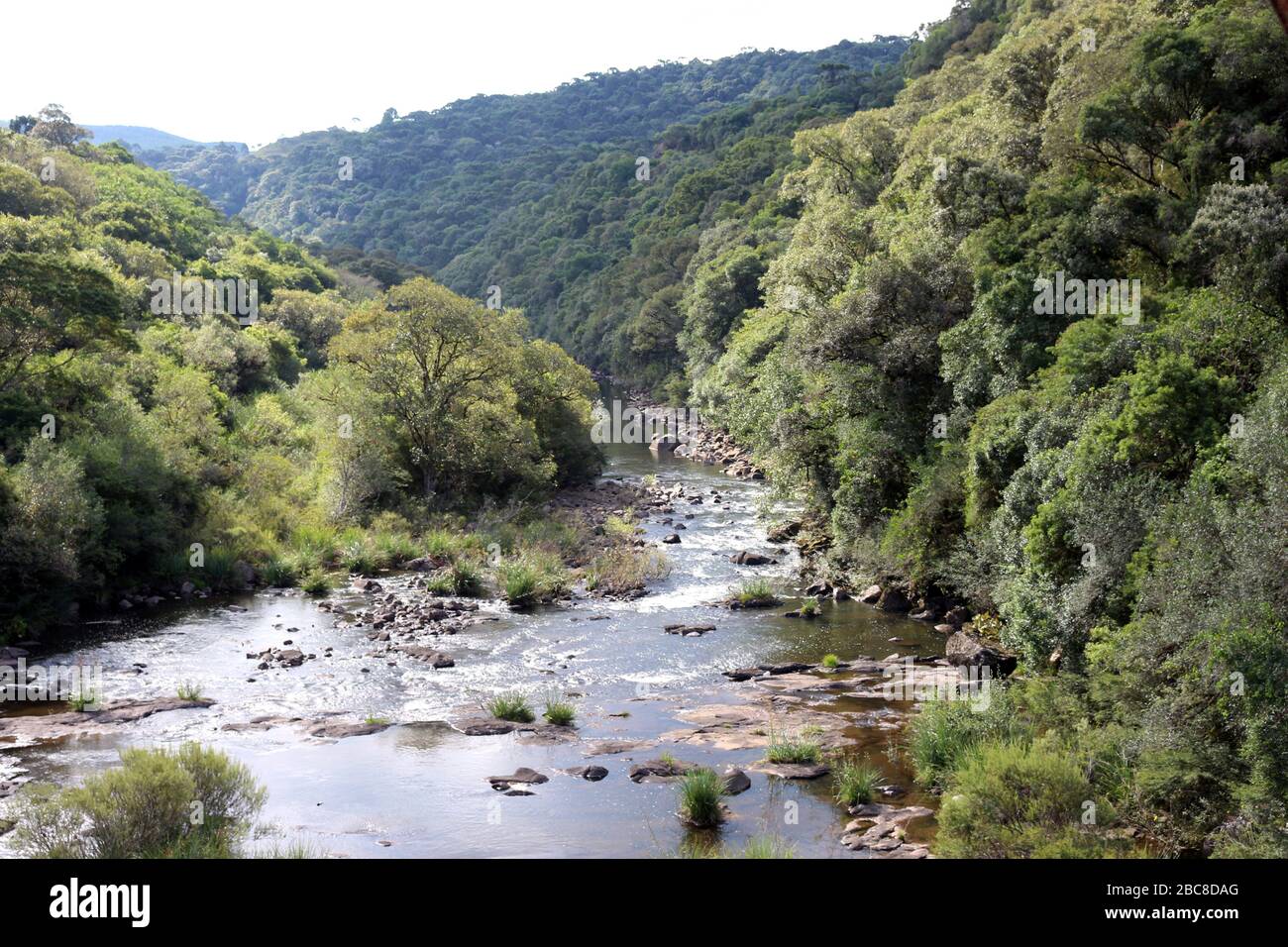 Il sud del Brasile è in un periodo secco. Il fiume scorre lentamente con acqua bassa. Foto Stock