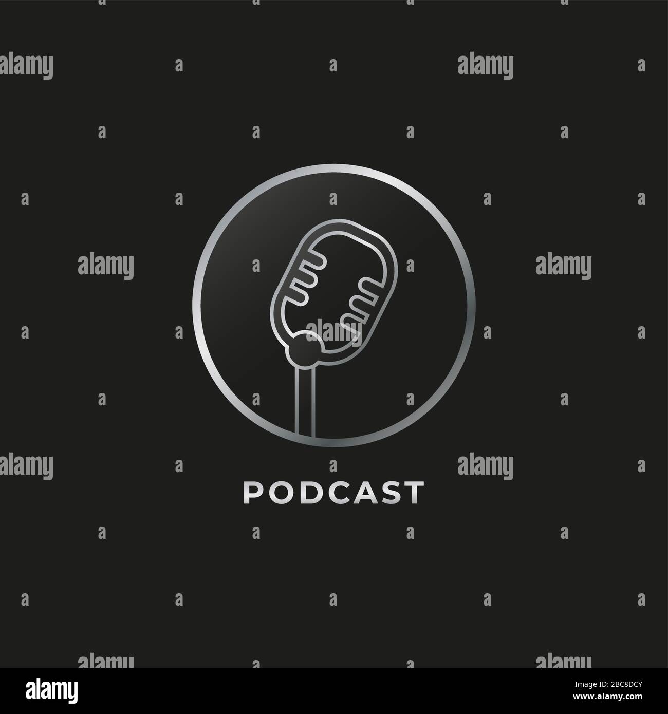 Modello con logo Podcast in argento metallico isolato su sfondo nero. Illustrazione del microfono a condensatore Classic vintage retro. Trasmissione Illustrazione Vettoriale