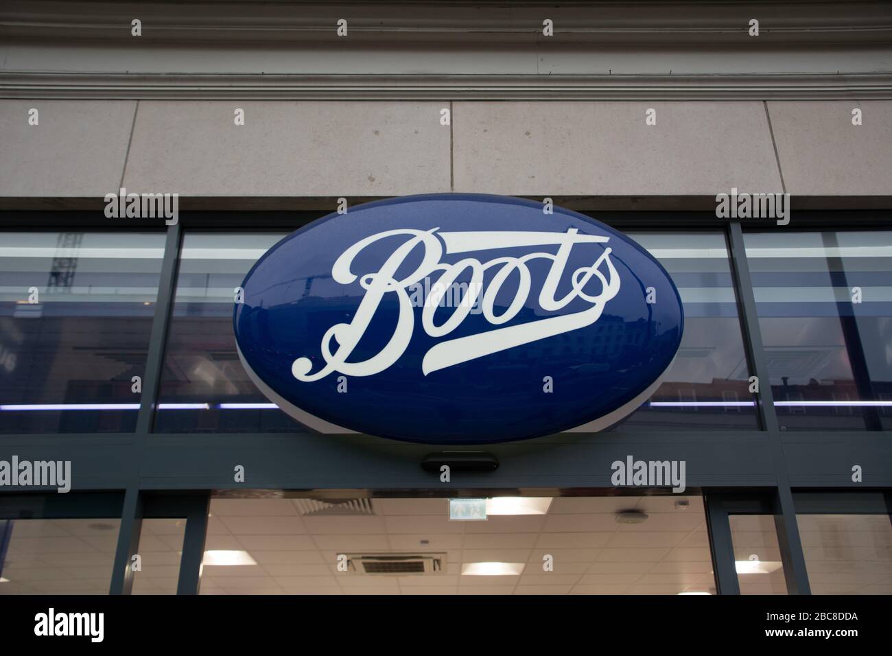 Stivali, British High Street Pharmaceuticals & Beauty rivenditore logo esterno / segnaletica - Londra Foto Stock