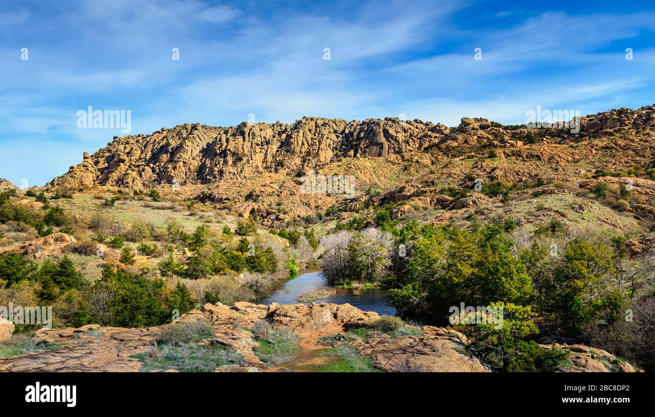 Elk Mountain e Post Oak Creek, Wichita Mountains National Wildlife Refuge, cache, Oklahoma. Foto Stock