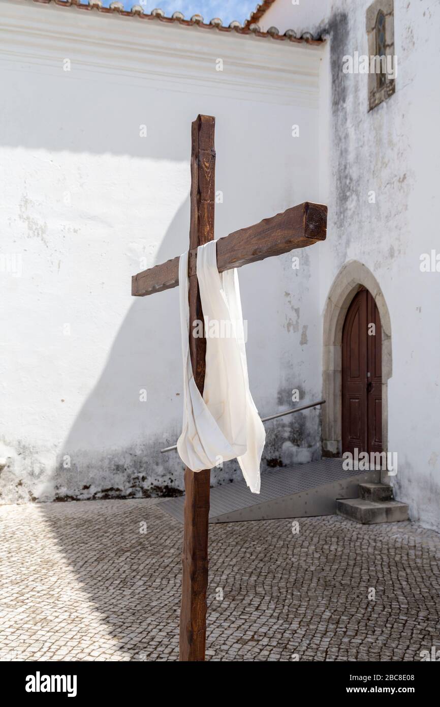 Croce di legno fuori chiesa di San Clemente 13th secolo, Loule, Algarve, Portogallo Foto Stock