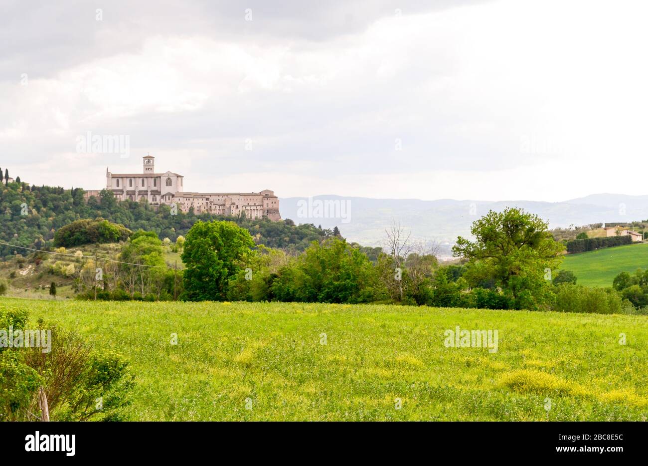 la st. Chiesa di Francesco d'Assisi vista dal sentiero che conduce a questa piccola città medievale in pellegrinaggio sulla Via San Francesco Foto Stock