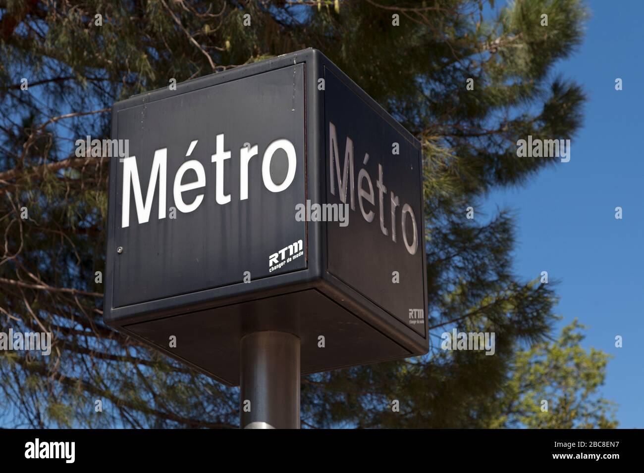 Marsiglia, Francia - Marzo 23 2019: Cartello della metropolitana di Marsiglia (francese: Metropolitana di Marsiglia) fuori da una stazione della metropolitana. Foto Stock