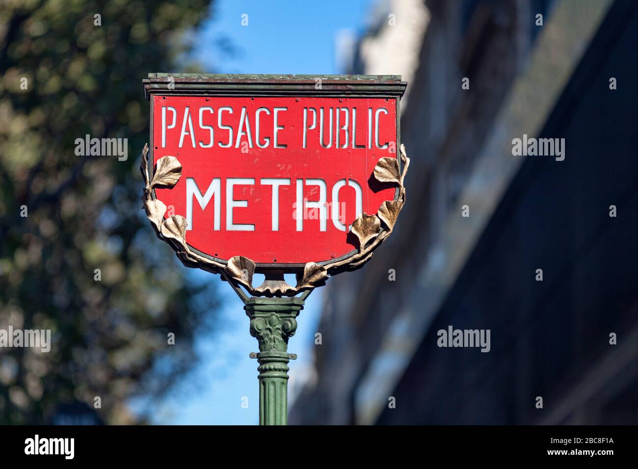Cartello della metropolitana fuori da una stazione della metropolitana Parigina. Foto Stock