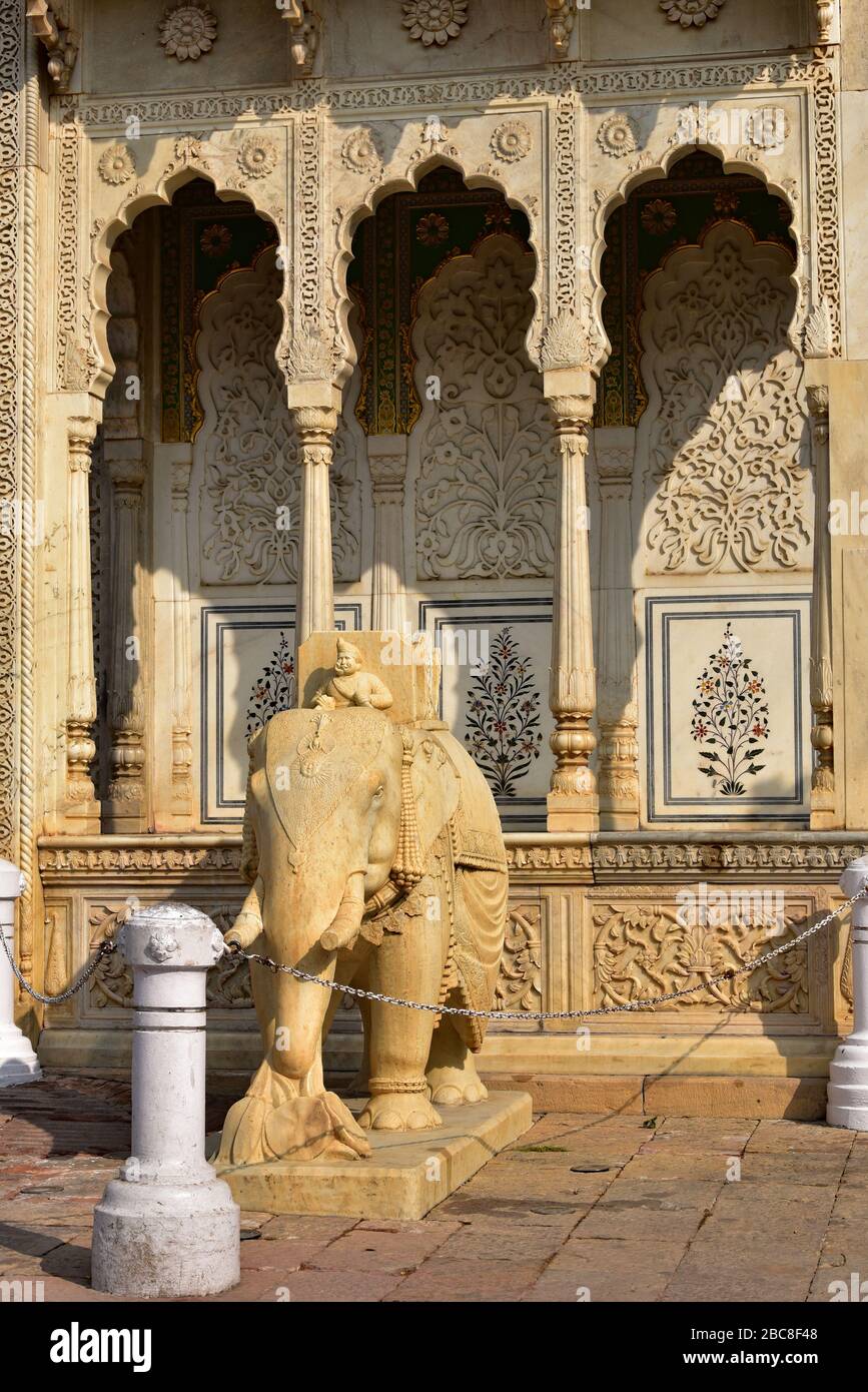 Dettagli del Rajendra Pol gateway al Palazzo della Città di Jaipur, Rajasthan, India occidentale, Asia. Foto Stock