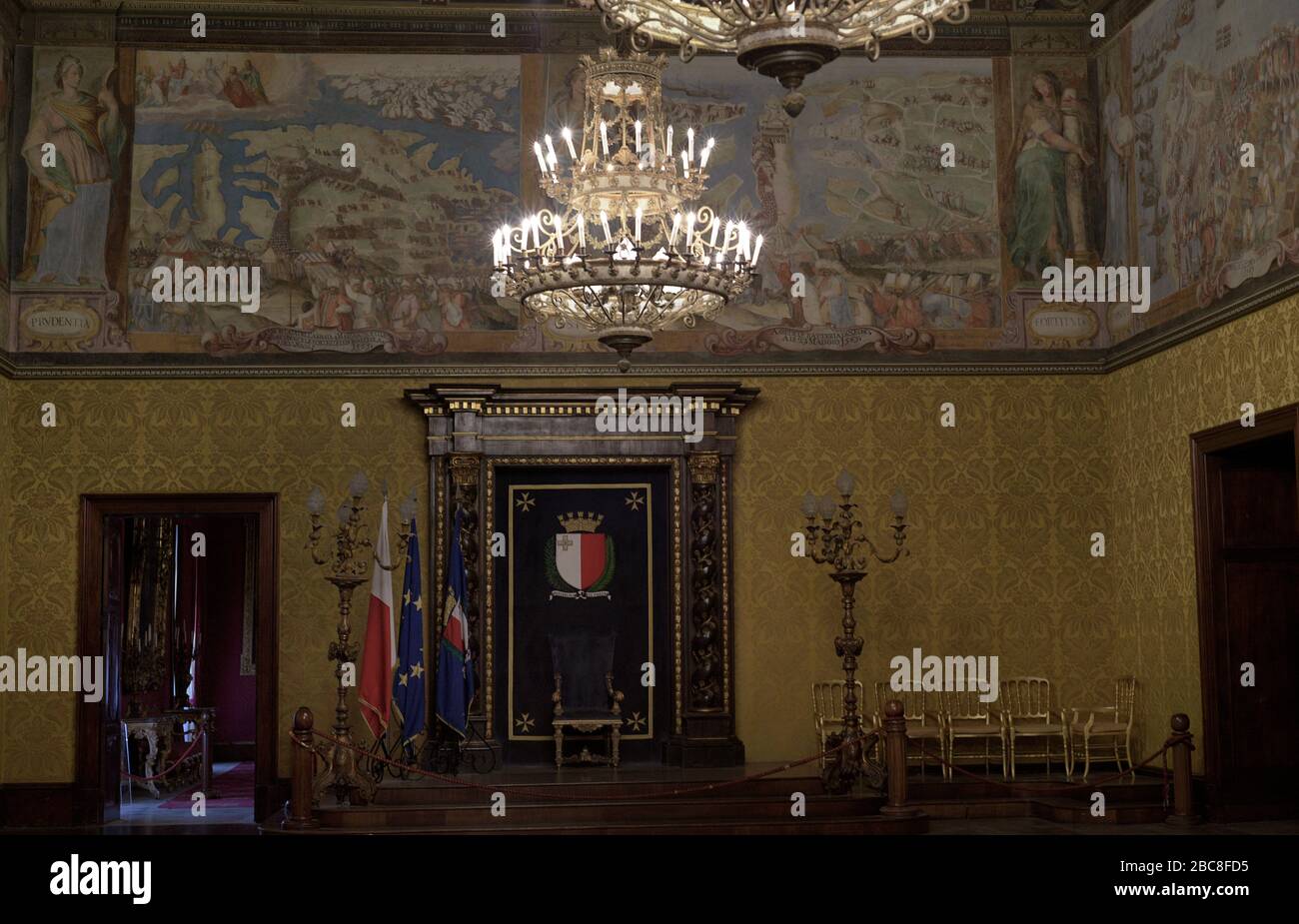Palazzo del Gran Maestro, 16th-18th secoli. Residenza del Gran Maestro dell'Ordine di San Giovanni. Sala Suprema del Consiglio, decorata con affreschi di Matteo Perez de Aleccio (1547-1628) raffiguranti il Grande Assedio di Malta da parte dell'Impero Ottomano nel 1565. La Valletta. Malta. Foto Stock