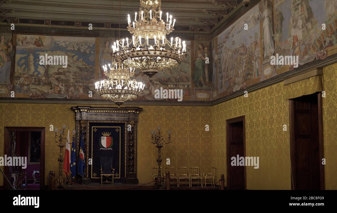 Palazzo del Gran Maestro, 16th-18th secoli. Residenza del Gran Maestro dell'Ordine di San Giovanni. Sala Suprema del Consiglio, decorata con affreschi di Matteo Perez de Aleccio (1547-1628) raffiguranti l'assedio di Malta di Geat da parte dell'Impero Ottomano nel 1565. La Valletta. Malta. Foto Stock