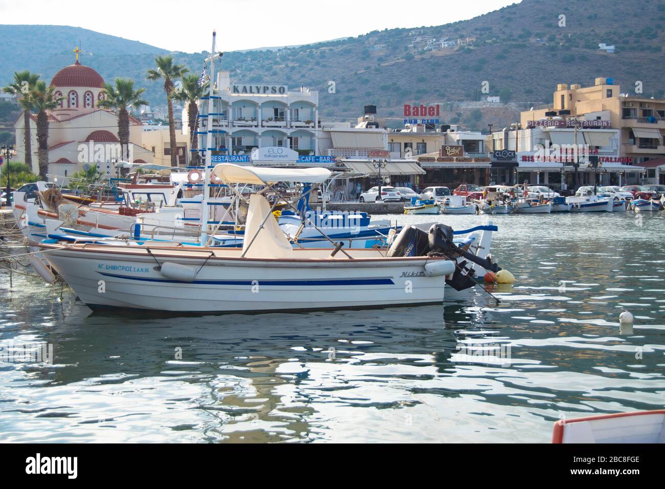 Una piccola barca per il tempo libero in un piccolo porticciolo nell'isola greca di Creta Foto Stock