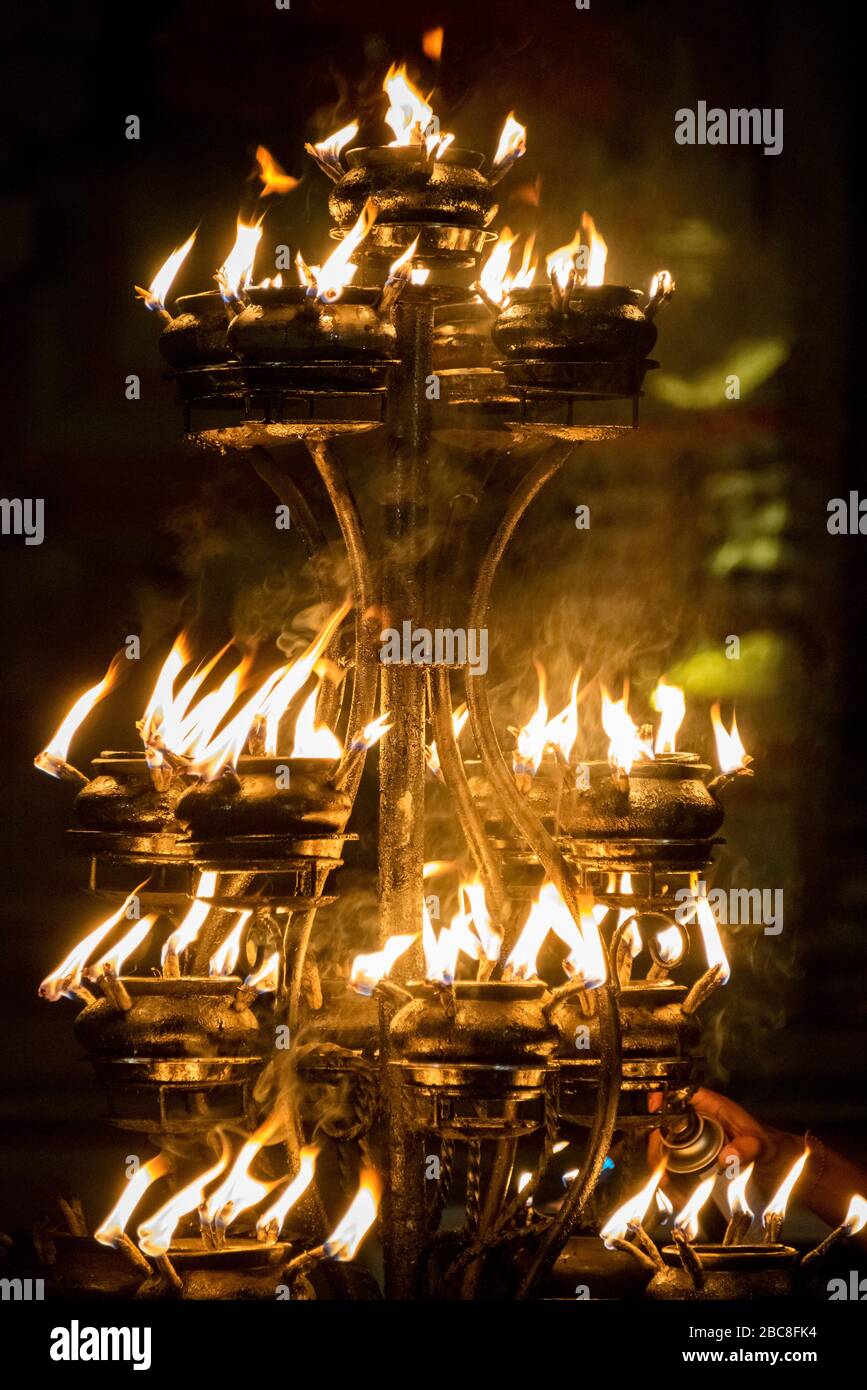 Vista verticale della tradizionale lampada ad olio accesa per la danza del fuoco Kecak a Bali, Indonesia. Foto Stock