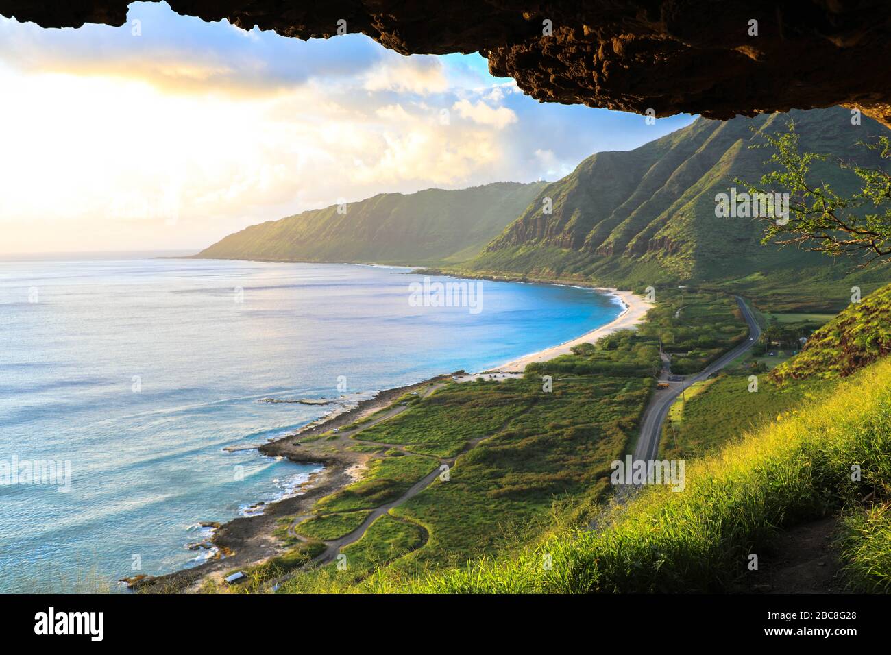 Isola paradiso in Hawaii con spiagge di montagna e oceano al tramonto Foto Stock