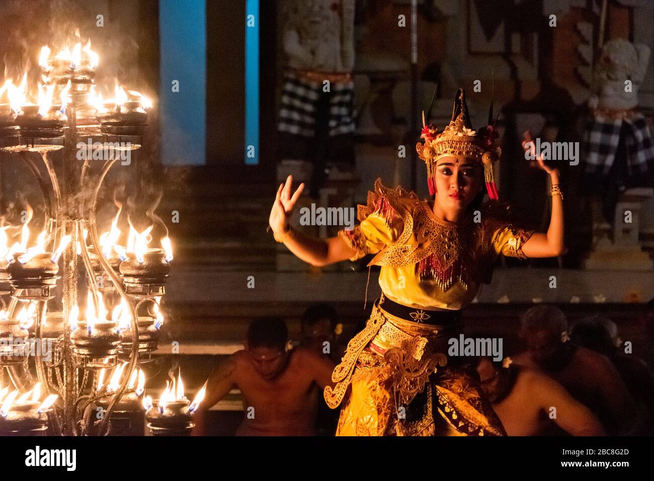 Ritratto orizzontale del personaggio dei cervi d'oro nella danza del fuoco di Kecak a Bali, Indonesia. Foto Stock