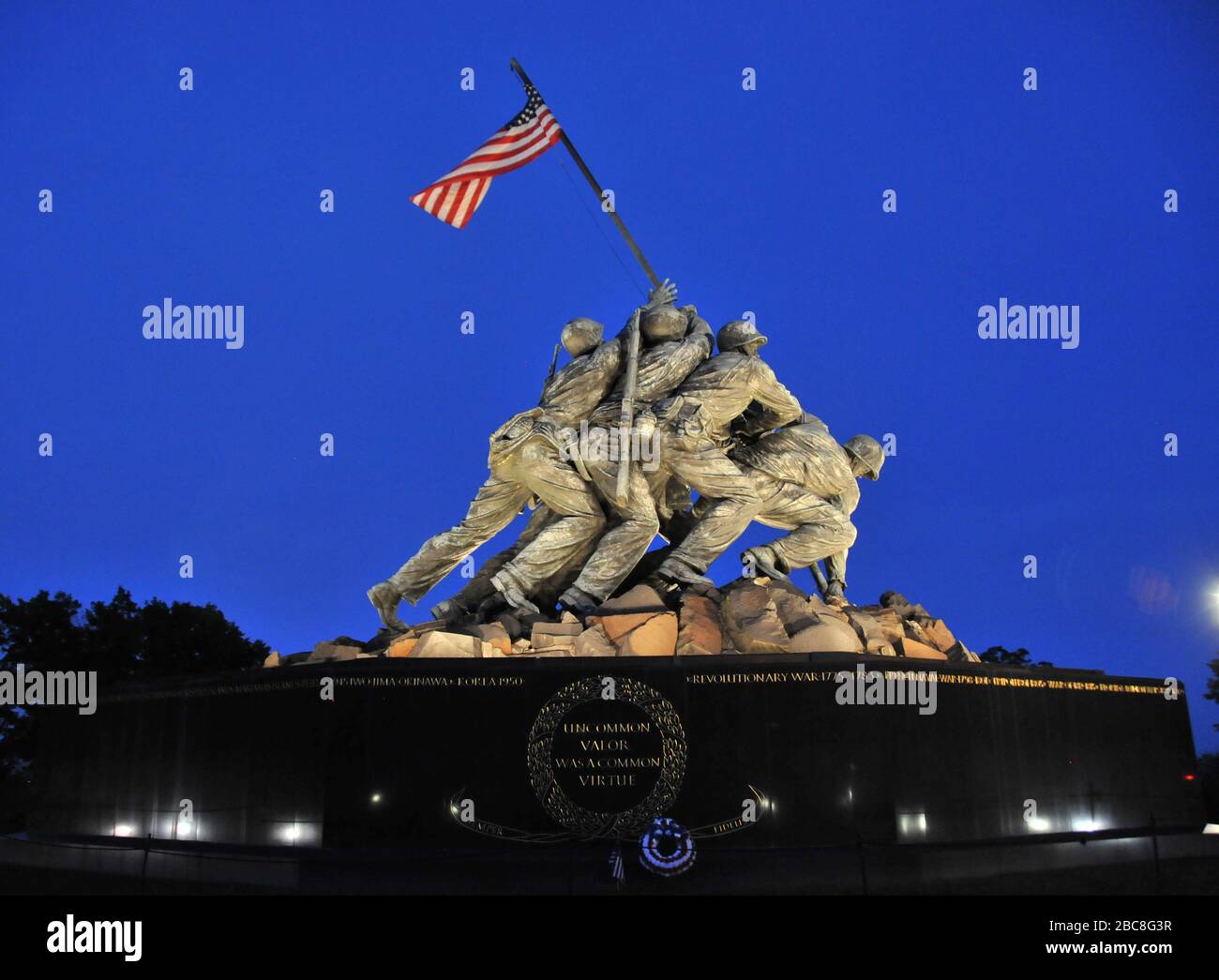 Una foto notturna del Marine Corps Memorial, conosciuto anche come Iwo Jima Memorial a Washington, D.C.USA Foto Stock