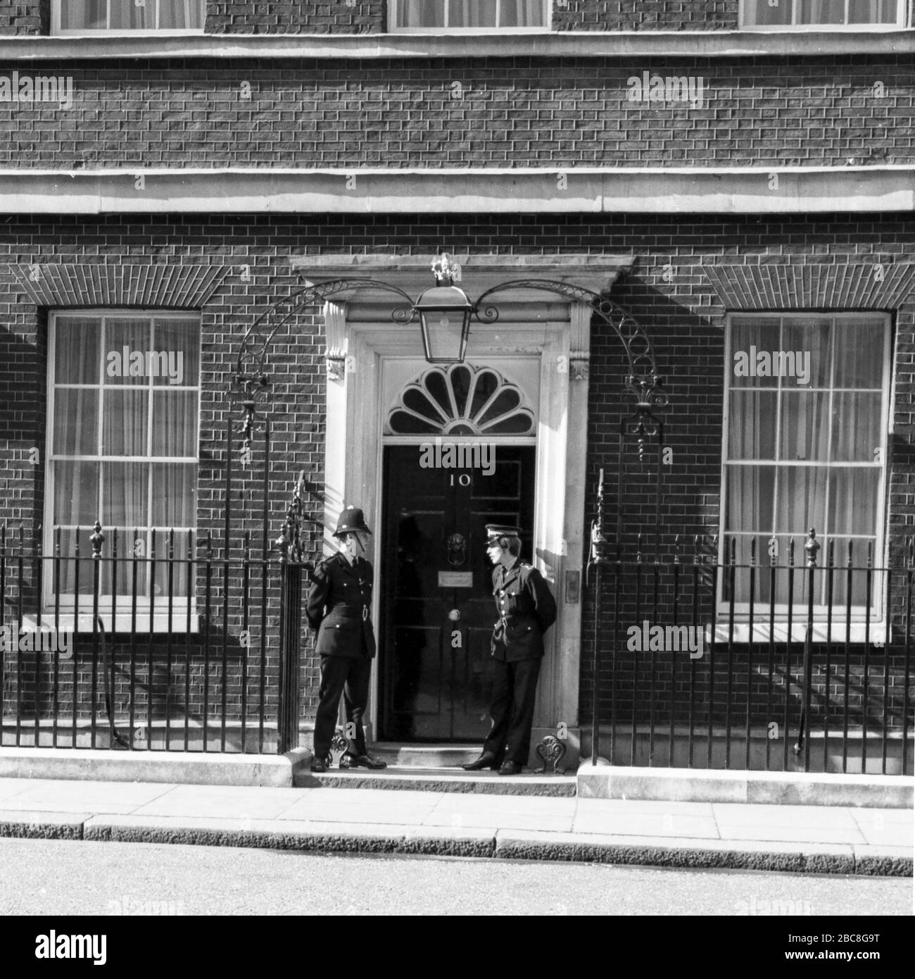 Una foto in bianco e nero di 10 Downing Street, Londra Foto Stock