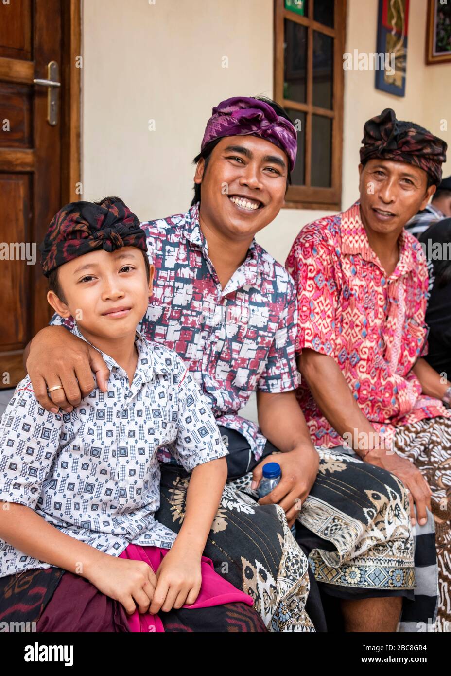 Vista verticale di tre generazioni di una famiglia a Bali, Indonesia. Foto Stock