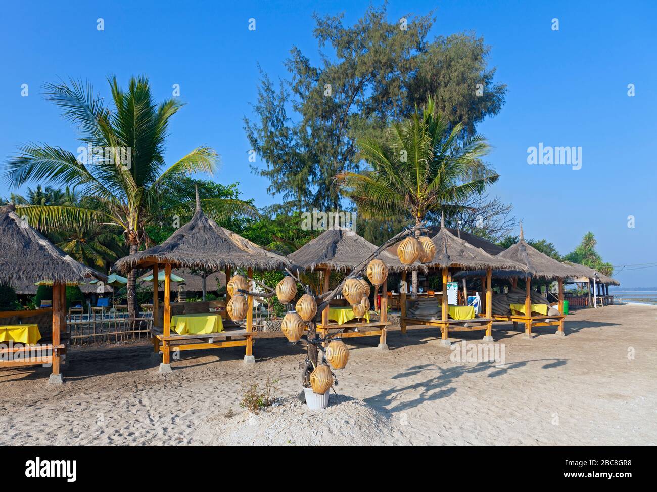 Asia, Indonesia, West Nusa Tenggara, Gili Air, Beachside Huts and Lamps al Blue Marine Dive Resort Foto Stock