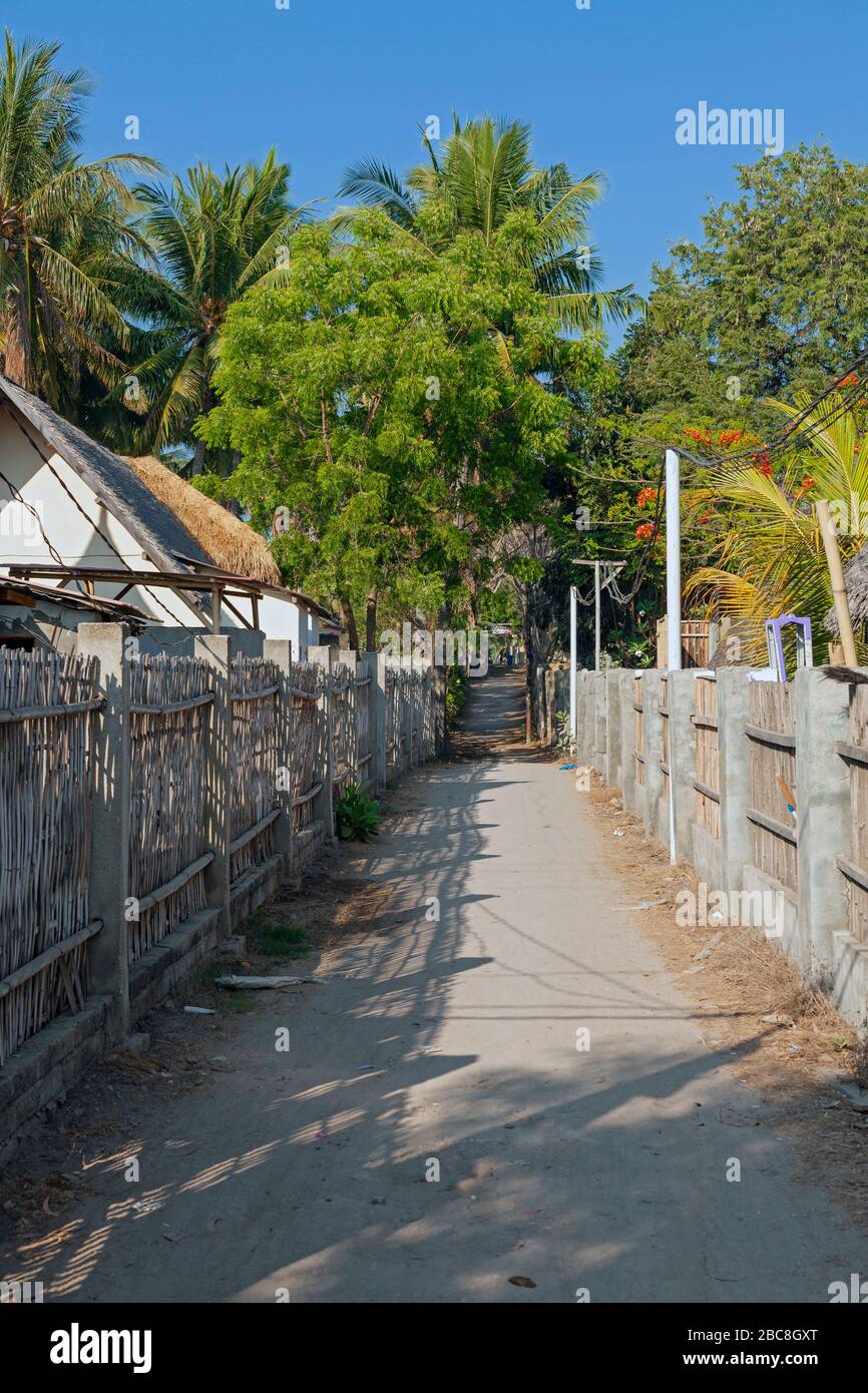 Asia, Indonesia, West Nusa Tenggara, Gili Air, Jl Kartini stretto dietro strada vicino Gili SPOe-SPOe Foto Stock