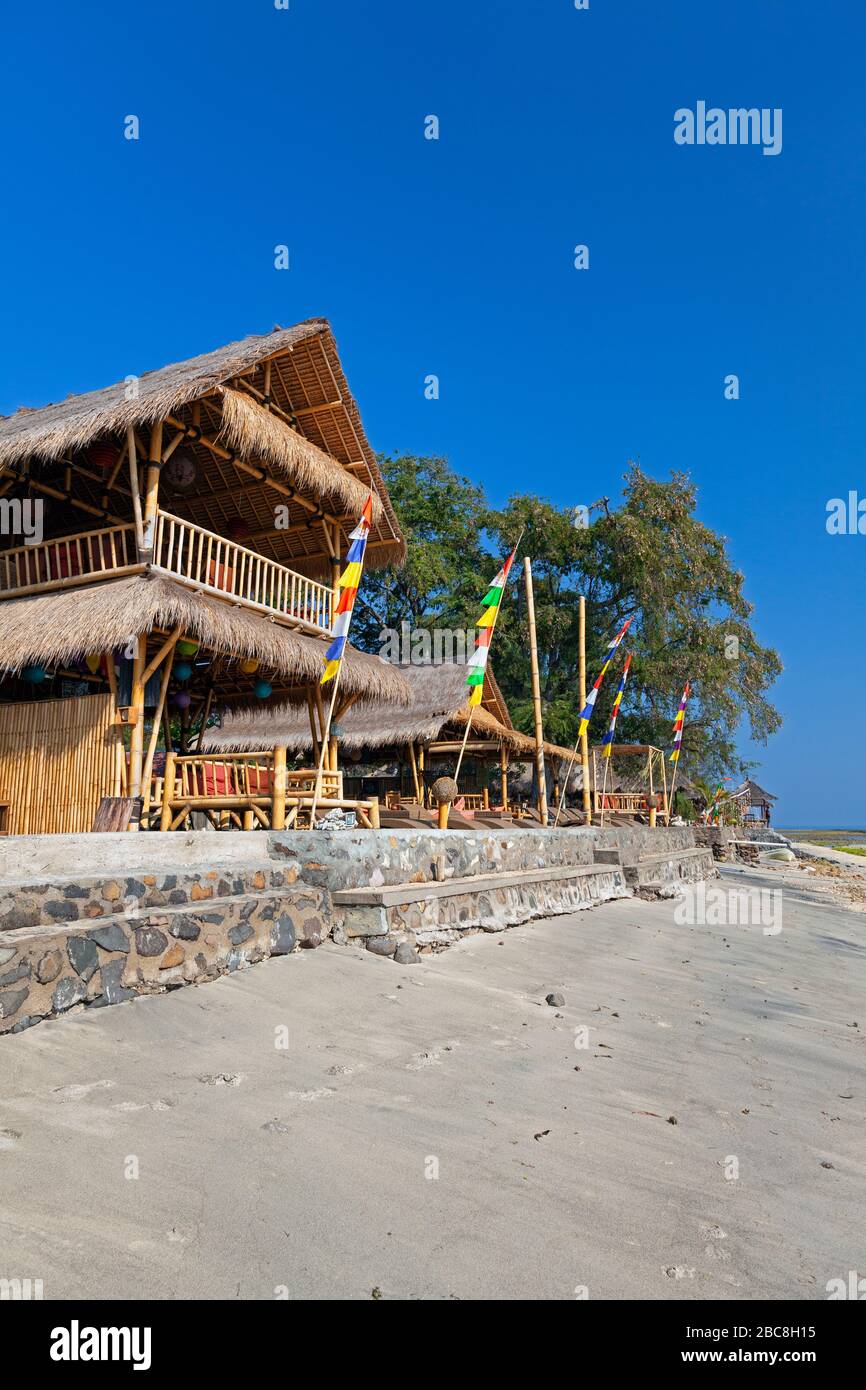 Asia, Indonesia, West Nusa Tenggara, Gili Air, capanne fronte mare e ristorante a Bambu Cottages (Resort) Foto Stock