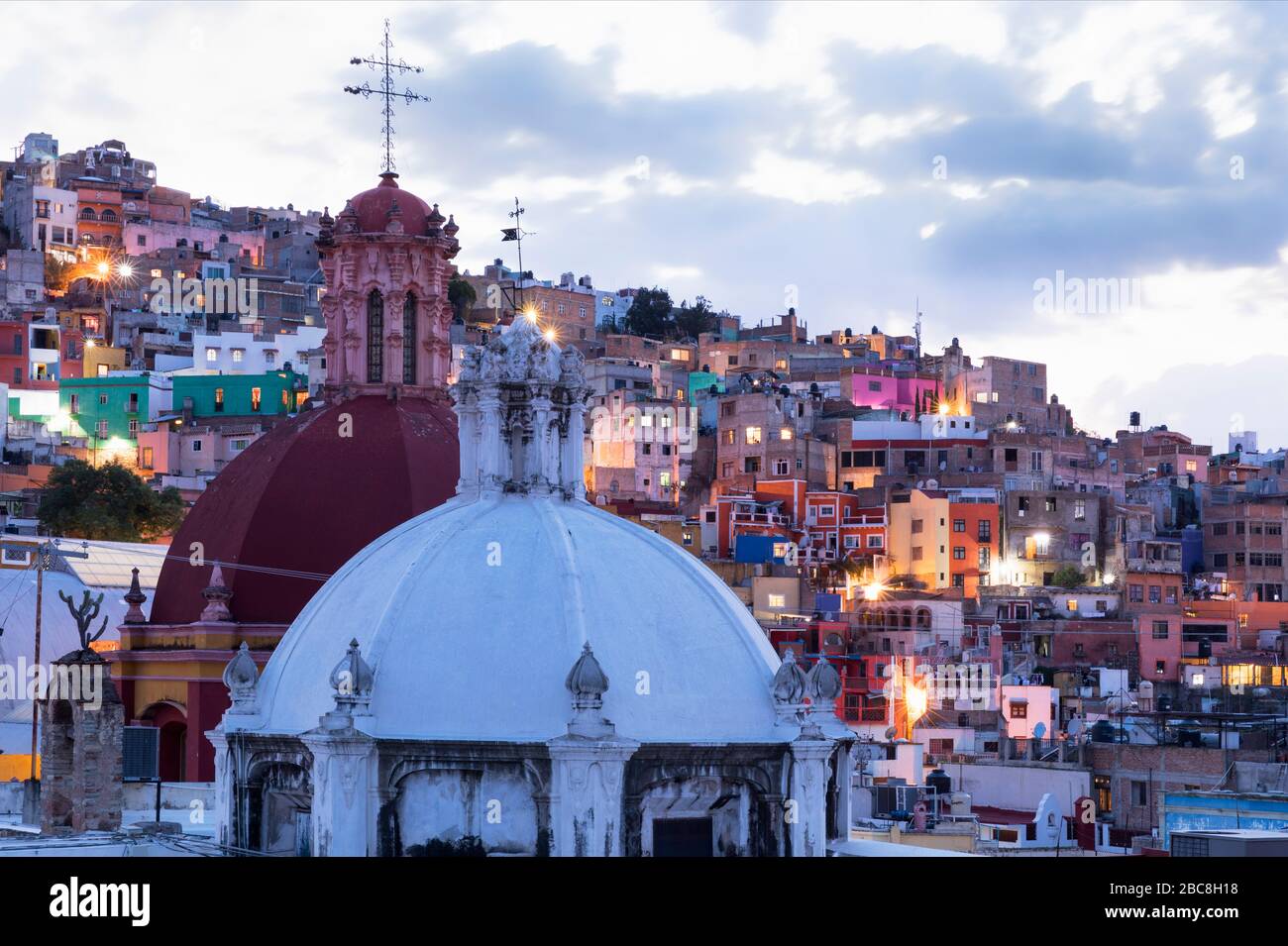 Messico, Guanajuato Stato, Guanajuato, vista delle cupole della chiesa e vista della città colorata Foto Stock