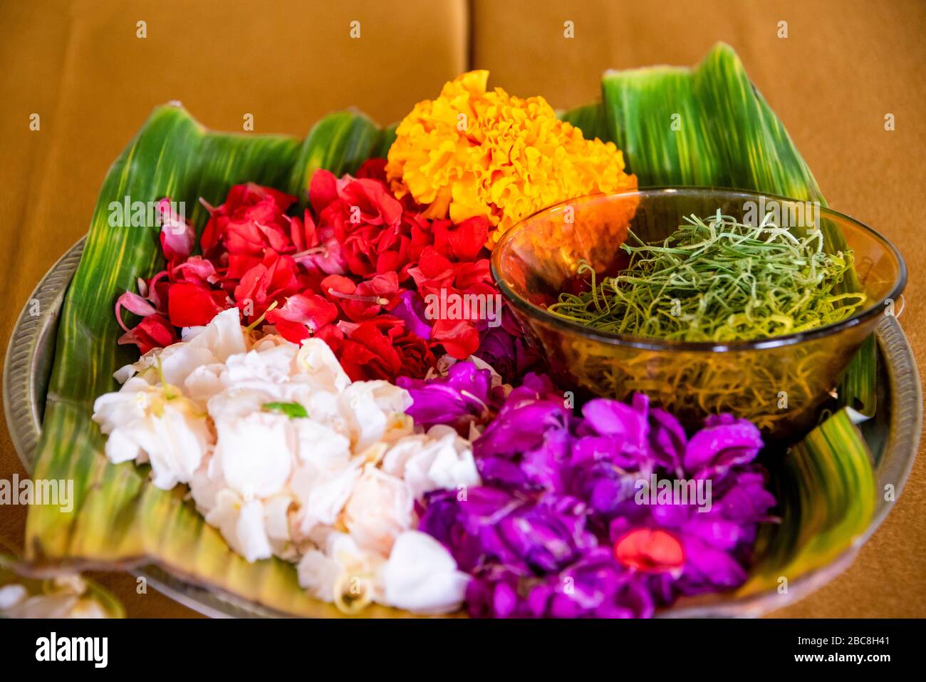 Orizzontale primo piano di fiori e fogliame utilizzato per fare Canang Sari a Bali, Indonesia. Foto Stock