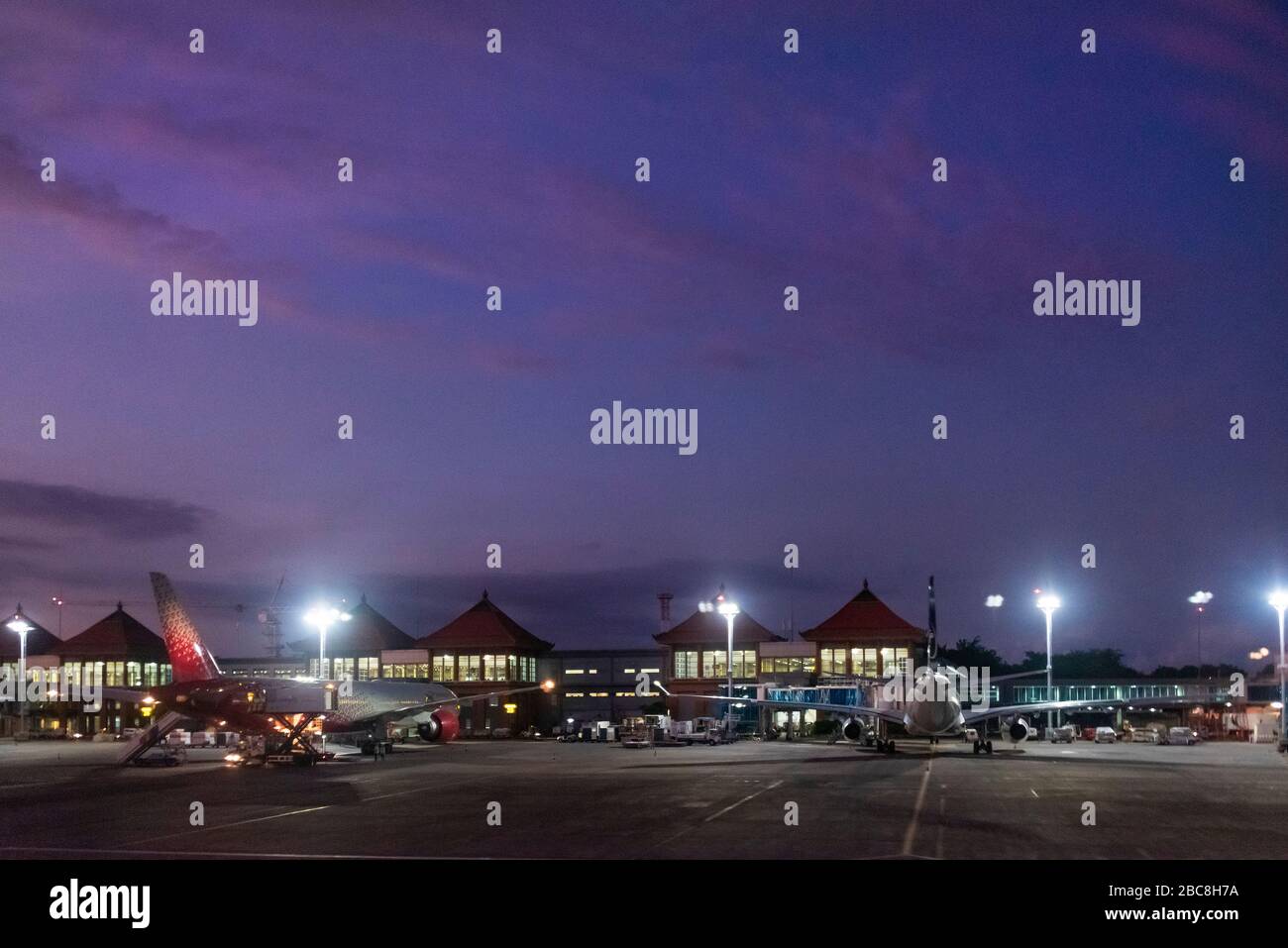 Vista orizzontale dell'Aeroporto Internazionale Ngurah Rai di Bali di notte, Indonesia. Foto Stock
