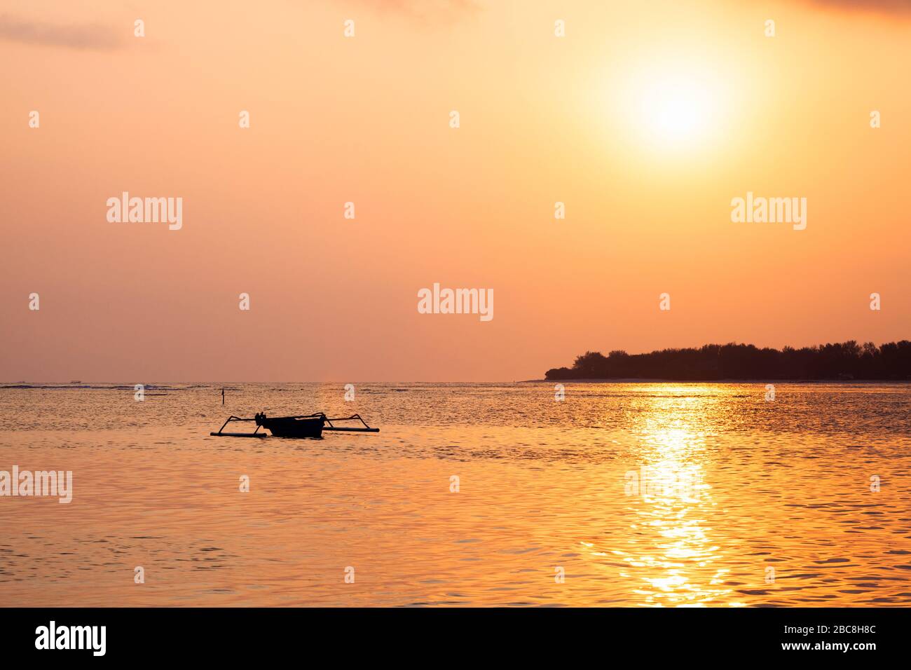 Asia, Indonesia, West Nusa Tenggara, Gili Air, Tramonto su Gili Meno con Barca tradizionale Outrigger Foto Stock